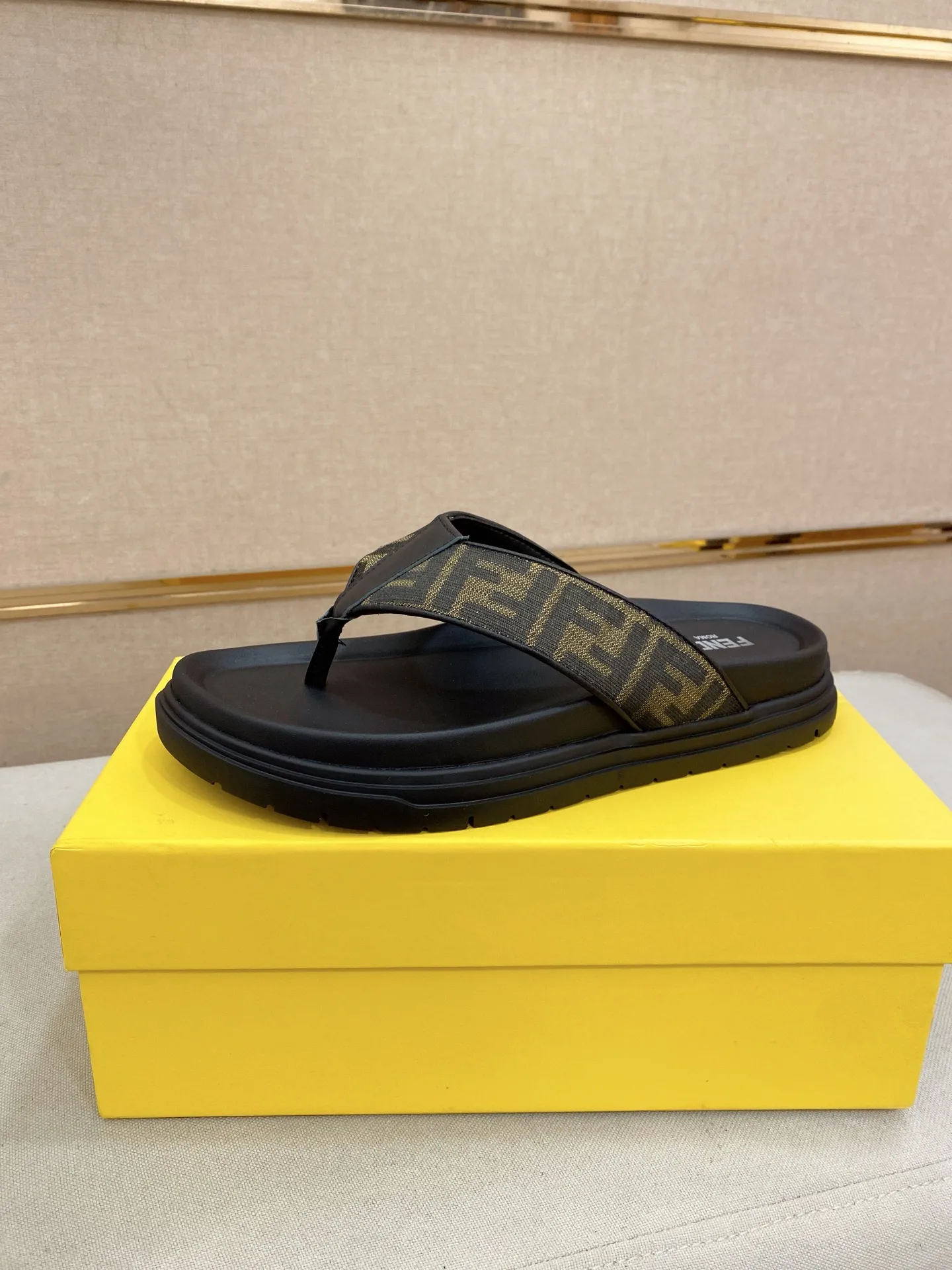 Factory price: 320💰 [Fendi Slippers] High-end brand of men's shoes, official website 1:1 latest masterpiece: original mold customization, the fabric is made of imported original materials, upgraded outsole, lighter and non-slip. The market's top quality, simple yet tasteful, a must-have for fashionistas, fashionable at your feet, full of confidence, the same style at the counter 👍The season of summer slippers is here. Code: 38-44 (45 is custom-made and cannot be returned or exchanged)